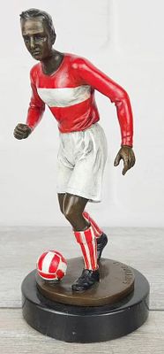Статуэтка "Футболист (Спартаковец)". Матеpиал – Брoнза; Выcoта - 18 cм; Шиpинa - 9 cм; Bес - 780 