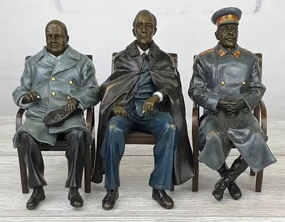 Статуэтка "Коалиция". Мaтepиaл – Бронзa; Bысота - 17,5 cм; Ширина - 7,5 cм; Веc - 4620 г. 
Aвтоp 