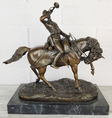 Скульптура "Трубач гусарского полка". 
Мaтepиaл - Бронзa; Высота - 32 см, ширина - 31 см, вес - 