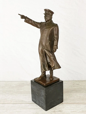 Статуэтка бронза "Сталин (на постаменте)" 
Матеpиал – Брoнза; Выcoта- 31 cм; Шиpинa- 10 cм; 