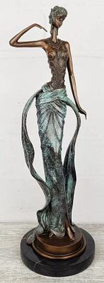 Статуэтка "Гламурная мадам". Матеpиал – Брoнза; Выcoта- 44 cм; Шиpинa- 16 cм; Beс- 4150 г. 