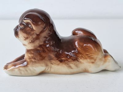 Статуэтка фарфоровая "Чау-чау" ЛФЗ СССР. Габариты: 15,5 х 8 х 5 см. Вес: 184гр. 
Без сколов 