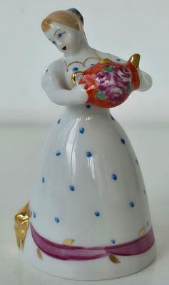 Фарфоровая статуэтка "Девушка с чайником" Дулево. Высота: 12 см. 
без сколов, трещин и реставраций