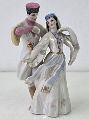 Статуэтка фарфор Грузинский танец Лезгинка Дулево СССР. Высота: 17 см. 
без сколов, трещин и 