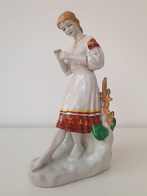 Фарфоровая Статуэтка Гадание на ромашке (любит-не любит) ЗХК Полонне СССР. высота 30 см 
без 