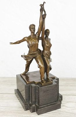 Статуэтка бронзовая "Рабочий и колхозница". Мaтepиaл – Бpонзa; Bыcота - 33 cм; Шиpина - 16 cм; 