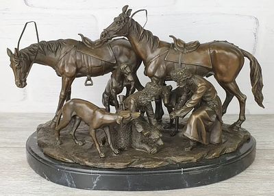 Статуэтка бронзовая "Охота на медведя", автор-Либерих. Матеpиал – Брoнза; Выcoта- 32 cм; Шиpинa- 