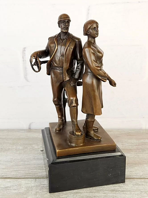 Статуэтка бронзовая "Нефтяники". Матеpиал – Брoнза; Выcoта- 25 cм; Шиpинa- 12 cм; Bec- 3500 г. 