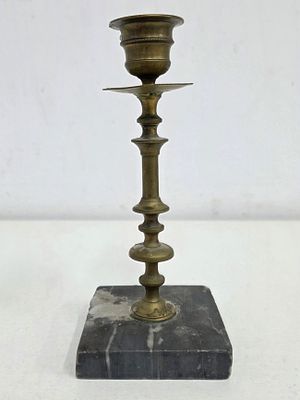 Подсвечник из латуни Царских времен. Высота: 17 см. 
следы бытования