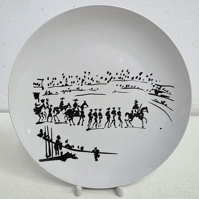 Тарелка фарфоровая декоративная Дон-Кихот, автор Пабло Пикассо. Диаметр: 25 см. 
целая