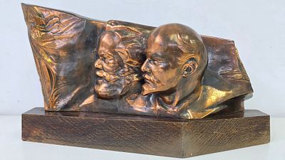 Скульптура Знамя СССР, Ленин В.И. и Маркс К., силумин. Размер: 40 х 23 х 11 см. 
подставка дерево