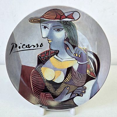 Фарфоровая декоративная тарелка "Сидящая Женщина Мария Тереза Вальтер", деколь Пикассо, Европа?. 