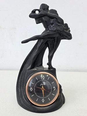 Часы Молния в чугунной оправе Касли "Балет". Высота: 21 см. 
на ходу