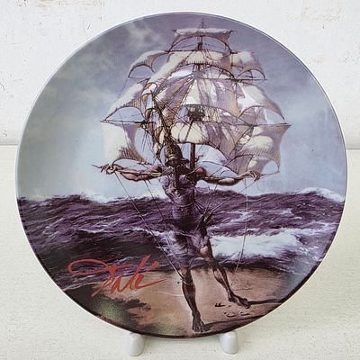 Декоративная фарфоровая тарелка "Человек Корабль" авт.Сальвадор Дали. Диаметр: 19 см. 
целая