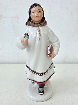 Фарфоровая статуэтка " Якутка с цветком" ЛФЗ СССР. Высота: 19,5 см. 
без сколов, трещин и реставраций