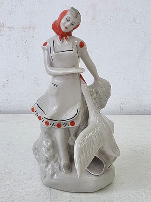 Статуэтка фарфоровая "Девочка с гусем" Сысерть СССР. Высота: 18,5 см. 
без сколов, трещин и 