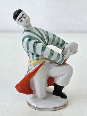 Статуэтка фарфоровая Узбек с бубном ЛФЗ. Высота: 10 см. 
целая