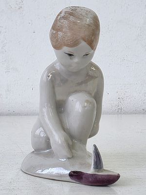 Статуэтка фарфоровая Девочка с корабликом. Ск. Малышев, Сысерть, 1973 г. Высота: 10 см. 
целая