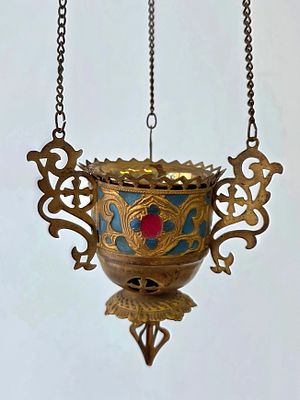 Лампадка латунная. Длина: 45 см. Размер: 12,5 х 11 см.