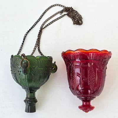 2 лампадки, цветное стекло. Размер: 9 х 8 см. 
Трещина на зеленой.