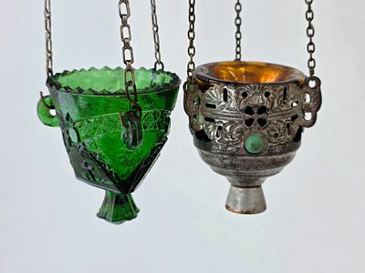 2 лампадки, цветное стекло, металл. Размер: зел. - 9 х 8 см. мет. - 8 х 7,5 см. 
Длина: зел. - 