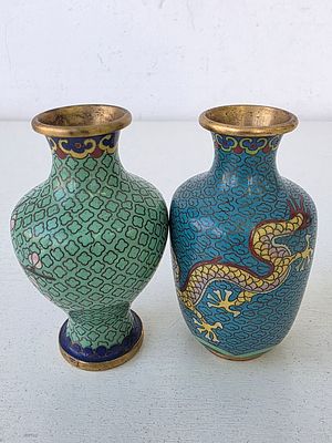 Две вазочки латунь, техника Клуазоне. Высота: 10 см. Диаметр: 6 см. 
без вмятин