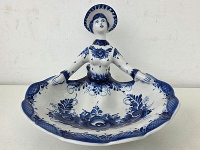 (Авторская) Конфетница фарфоровая Гжель авт.Загонова И. Размер: 24 х 23 х 19 см. 
Ирина 