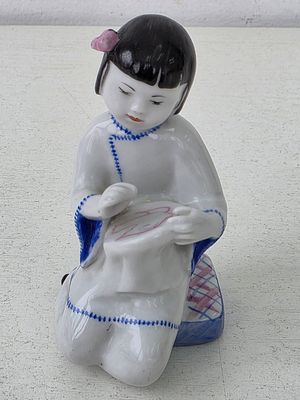 (редкая) Статуэтка фарфоровая Китаянка вышивает голубя, ЛФЗ. Высота: 9 см. 
целая