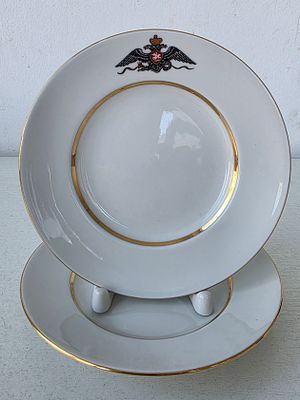 Две фарфоровые тарелки с Царским Орлом Гатчинского Дворца, ЛФЗ. Диаметр: 15 см. 
целые, без утрат