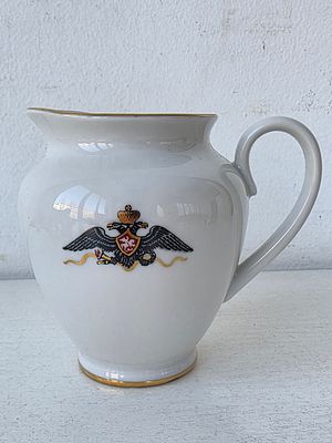 Сливочник с Царским Орлом Гатчинского сервиза, ЛФЗ. Размер: 12 х 11 х 9 см. 
целый