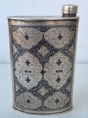 Фляжка серебро 875 пр, чернь, 180 грамм. Размер: 14,5 х 9 х 3 см. Вес: 180 гр.