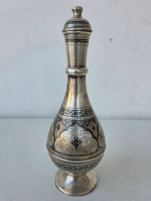 Графин, серебро 875 пр, чернь, 201 грамм. Высота: 21 см. Диаметр: 7,5 см. Вес: 201 гр.