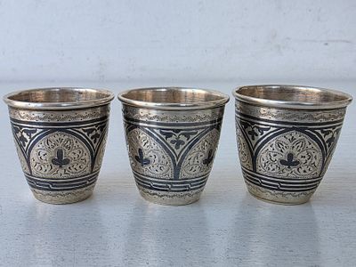 3 стопки серебро 875 пр, чернь, 87 грамм. Высота: 4 см. Диаметр: 4 см. Общий вес: 87 гр.