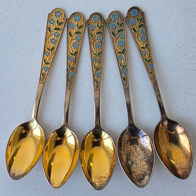 5 ложек чайных серебро 875 пр, эмали, 114 грамм. Длина: 14 см. Общий вес: 114 гр.