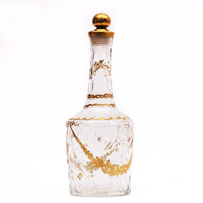 Графин с росписью золотом. Графин с коническим туловом, переходящим в высокое горло 