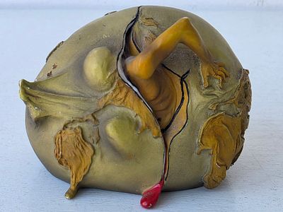 Статуэтка "Геополитический Человек" по картине Сальвадор Дали. Размер: 8,5 х 7 х 6 см. 
материал 