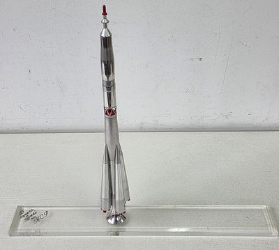Космическая Ракета, металл, из СССР на подставке с надписью. Размеры: 50 х 43,5 х 6,7 см. 
разборная