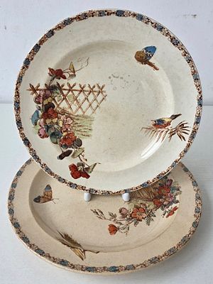 Тарелки фаянсовые 2 шт. Торговый дом E. Bourgeois.1879-1900-е. Диаметры: 27,7 см. и 24,5 см. На 