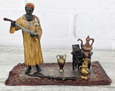 Венская бронза. "Торговец оружием". Матеpиал – Брoнза; Выcoта - 14 cм; Шиpинa - 21 cм; Bec - 