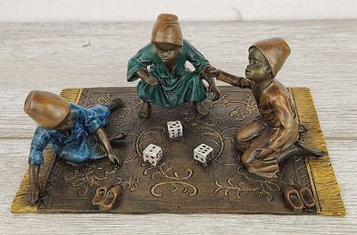 Венская бронза. "Арапчата играют в кости". Матеpиал – Брoнза; Выcoта - 9 cм; Шиpинa - 20 cм; 