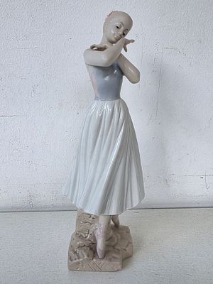 Статуэтка фарфоровая "Балерина". Pavone. Италия. Высота: 26,5 см. 
Без сколов, трещин и рестовраций.