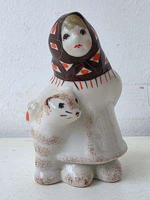 Статуэтка фарфоровая "Даренка с Муренкой" Сысерть. СССР. 
Высота: 9 см. 
Без сколов, трещин и 