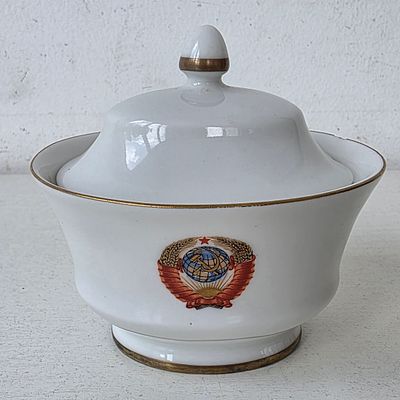 Фарфоровая сахарница Кремлевский Сервиз, ЛФЗ, СССР 
Мелкий Дефект!остальное все цело 
Размер: 