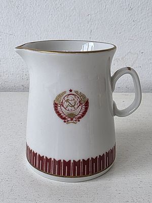 Молочник фарфоровый Кремлевский Сервиз (Кремлевская Стена), ЛФЗ, СССР. Высота: 8 см. 
без сколов 