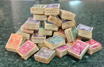 Lot of 32 packages with hundreds of United States stamps - a diverse collection of American 