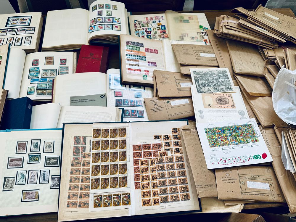 Israel - estate of a well-known collector - Huge lot of stamp items, boxes full of FDC 