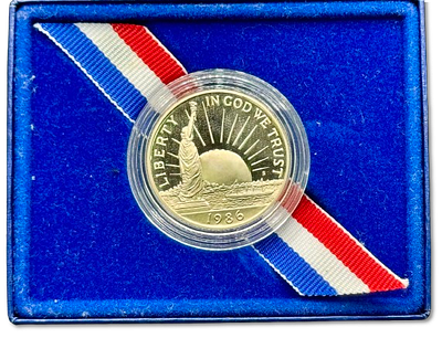 ארצות הברית - מטבע חצי דולר משנת 1986 שהונפק לציון 100 שנה לפסל החירות. המטבע עשוי סגסוגת של 