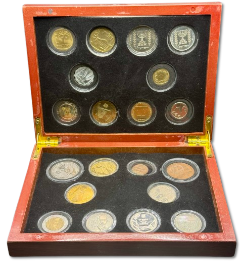 ישראל - מארז מהודר עם אוסף מגוון ומרשים של 20 מטבעות ישראליים מתקופות שונות, כולל תקופת המנדט 