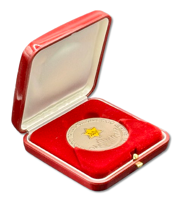 ישראל - מדליית כסף ממלכתית עם הדפס משי צבעוני, "שם לכל איש" 2003 (התשס"ג) - כסף סטרלינג, להנצחת 