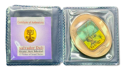 ישראל - מדליה ממלכתית משובצת ליטוגרפיה צבעונית "שבט אשר" מעוטרת בציורו וחתימתו של האמן סלבדור 